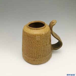 CB008 戰國時期原始青瓷刻劃竪條紋單把杯