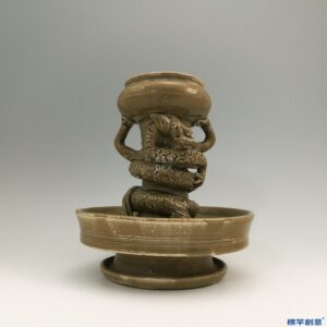 GB003 北宋晚期越窯褐青瓷塑攀龍紋油燈