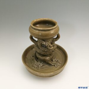 GB003 北宋晚期越窯褐青瓷塑攀龍紋油燈