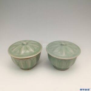 GC009 南宋龍泉窯青瓷刻蓮瓣紋佛教淨水蓋杯一對