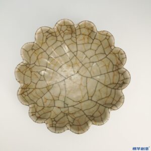 HB001 明代哥窯系米黃釉冰裂紋菊瓣形花口盤