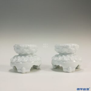 IA005 清晚期景德鎮窯白釉蓮瓣紋三足燈台一對