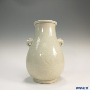 IA013 清晚期景德鎮窯白釉劃蓮魚紋獸耳尊