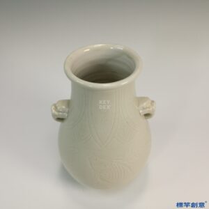 IA013 清晚期景德鎮窯白釉劃蓮魚紋獸耳尊