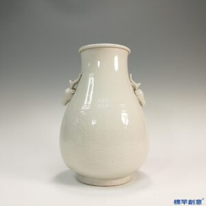 IA014 清晚期景德鎮窯白釉刻蓮花紋鹿耳尊