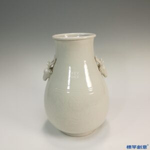 IA014 清晚期景德鎮窯白釉刻蓮花紋鹿耳尊