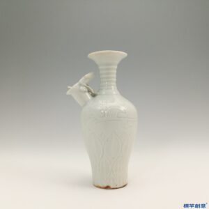 GA037 宋代湖田窯青白瓷刻蓮瓣紋小淨瓶