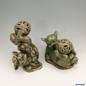 KK005 20世紀末仿耀州窯土青瓷鏤雕雙獅戲球擺件一對