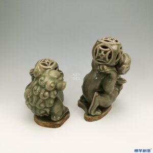 KK005 20世紀末仿耀州窯土青瓷鏤雕雙獅戲球擺件一對