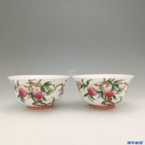 KK009 20世紀末曉芳窯粉彩過牆福壽杯一對