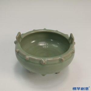 GC047 南宋龍泉窯青釉瓷塑鼓釘三足雙耳爐