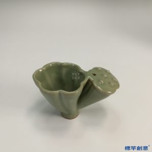 GC136 南宋龍泉窯青釉瓷蓮蓬形硯滴