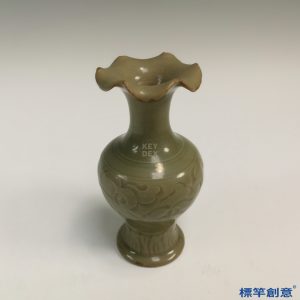 GB107 北宋耀州窯土青瓷刻花花口瓶