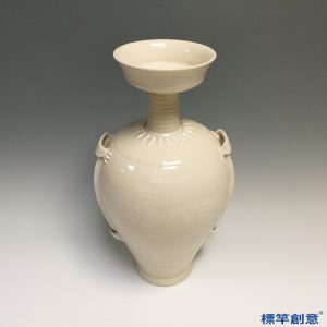 GB121 北宋定窯白釉瓷盤口濾孔劃人物穿帶壺