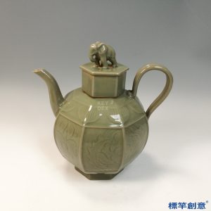 FC072 五代越窯青瓷象鈕八稜刻花執壺
