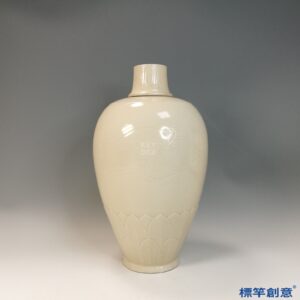 GB190 北宋定窯白釉瓷刻蓮瓣紋帶蓋梅瓶