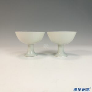 HB069 明成化景德鎮窯甜白釉刻花卉紋高足杯一對