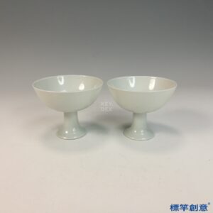 HB069 明成化景德鎮窯甜白釉刻花卉紋高足杯一對