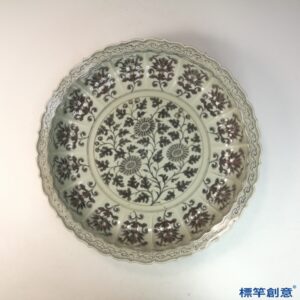 HB081 明洪武官窯釉裡紅繪菊花紋葵口大盤