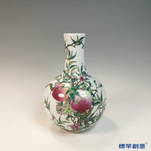IA075 清代乾隆白地粉彩繪壽桃天球瓶
