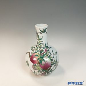 IA075 清代乾隆白地粉彩繪壽桃天球瓶