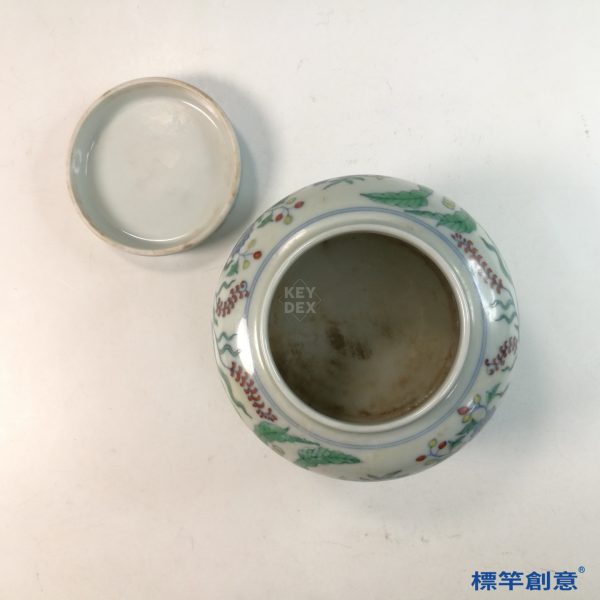 HB098 明代中晚期鬥彩成化款山石花卉紋蓋罐：圖片 5