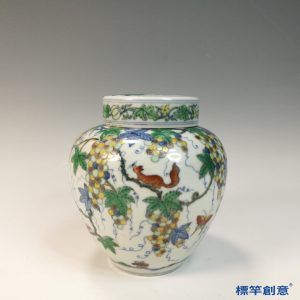 HB101 明代中晚期鬥彩成化款葡萄松鼠紋蓋罐