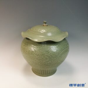 FC082 五代越窯青瓷剔刻龍紋荷葉蓋罐