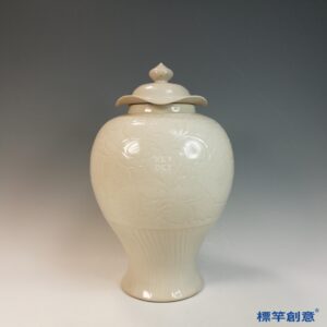 GB194 北宋定窯白釉剔刻牡丹紋荷葉蓋罐