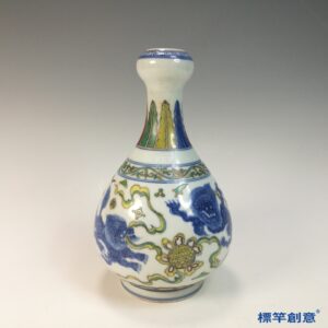 HB106 明中晚期鬥彩成化款祥獅戲球紋蒜頭瓶