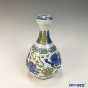 HB106 明中晚期鬥彩成化款祥獅戲球紋蒜頭瓶