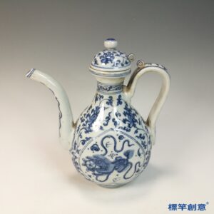 HB116 明中晚期青花成化款獅子戲球紋帶蓋執壺