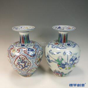 HB122 明中晚期青花五彩成化款嬰戲紋盤口瓶一對