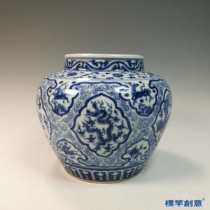 HB124 明中晚期青花成化款龍鳳紋蓋大罐