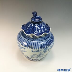 HB131 明中晚期青花成化款人物庭園紋荷葉蓋罐