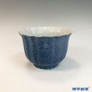 HB136 明宣德灑藍釉刻纏枝蓮紋宣德款折沿葵瓣盌