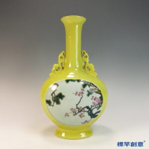 IA084 清嘉慶淡黃地開窗琺瑯彩繪花鳥紋乾隆款雙耳扁瓶