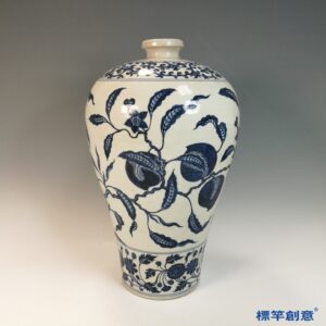 HB145 明萬曆景德鎭窯青花石榴枝葉紋梅瓶