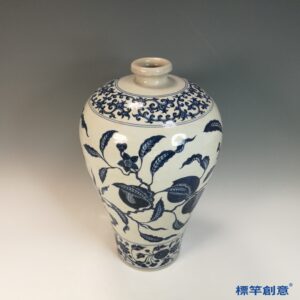 HB145 明萬曆景德鎭窯青花石榴枝葉紋梅瓶