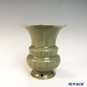 FC095 五代越窯青瓷刻蕉葉紋葵口渣斗