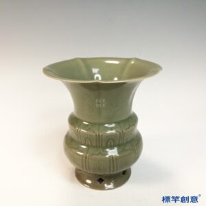 FC095 五代越窯青瓷刻蕉葉紋葵口渣斗