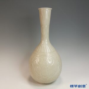 GB204 北宋定窯白釉刻折枝牡丹紋供官長頸瓶