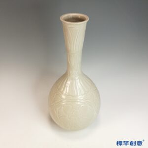 GB204 北宋定窯白釉刻折枝牡丹紋供官長頸瓶