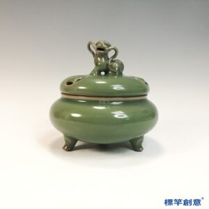 GC244 南宋龍泉窯梅子青釉三足獸鈕蓋香爐