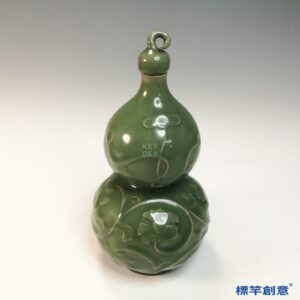 GC246 南宋龍泉窯梅子青釉刻纏枝花卉紋帶蓋葫蘆瓶