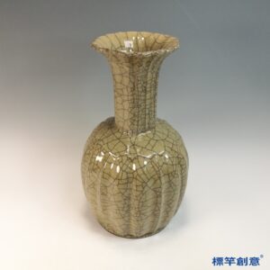 GC253 南宋哥窯系米黃釉瓜棱紙槌瓶