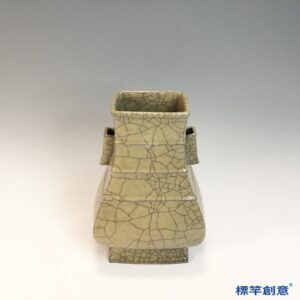GC255 南宋哥窯系米黃釉四方貫耳穿帶瓶