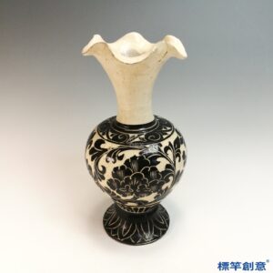 GA089 宋代磁州窯黑釉剔纏枝牡丹紋花口瓶