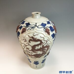 HA116 元晚期白地青花釉裡紅開光龍紋堆貼葡萄紋梅瓶