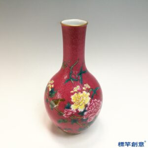 IA106 清雍正胭脂紅錦紋地粉彩牡丹花鳥長頸瓶